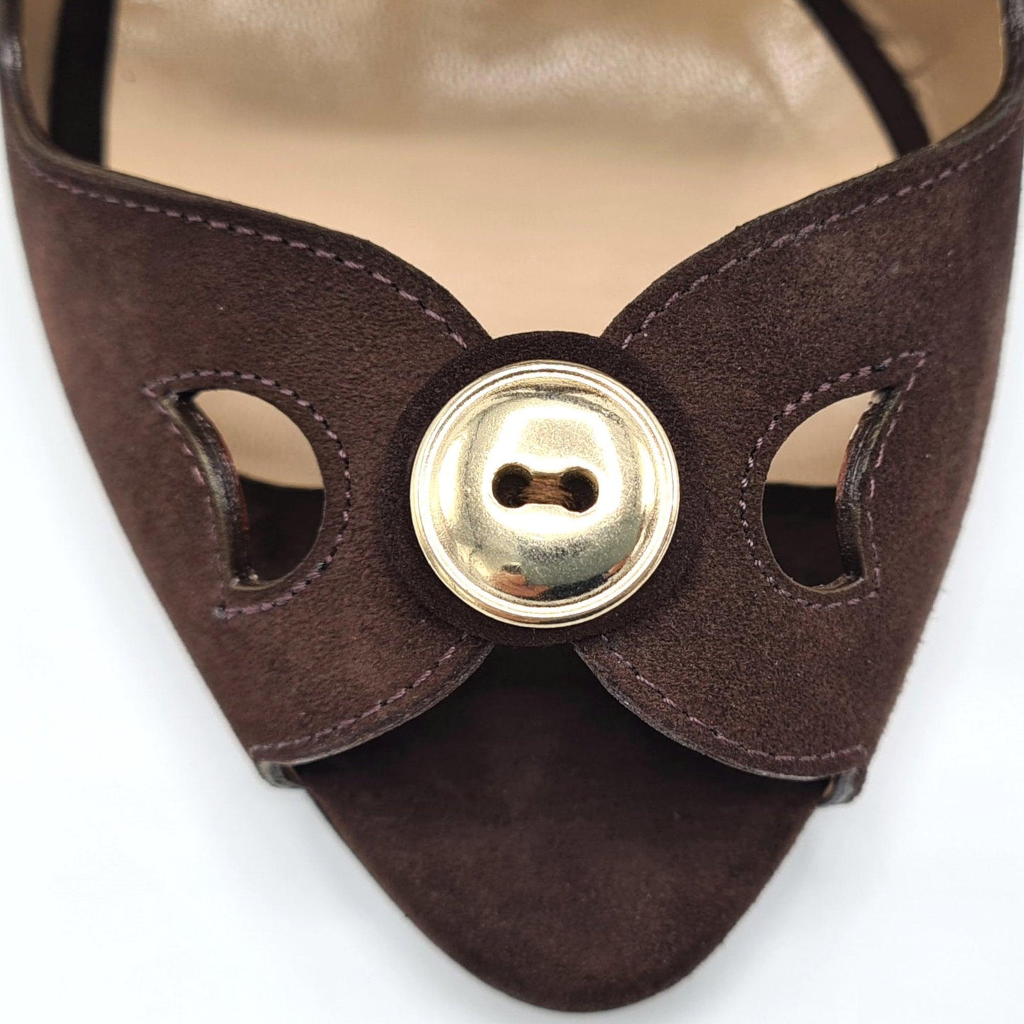 Claudia: sandali in camoscio marrone con bottone dorato. Tacco in acciaio cromato oro. Tutta vera pelle. Fatto a mano in Italia - La Marca Fashion